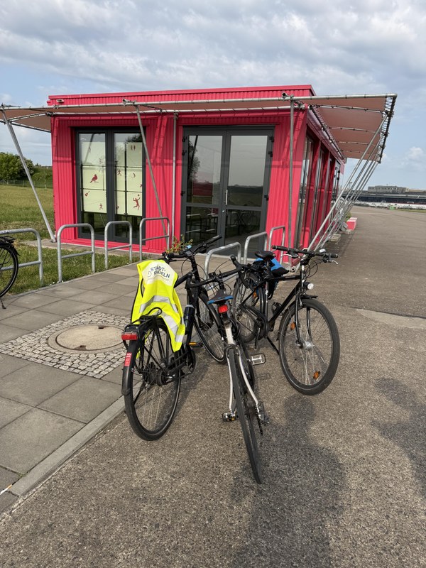 Rote Hütte auf dem Tempelhofer Feld Das Bild zeigt den Infocontainer bzw. die "Rote Hütte" auf dem Tempelhofer Feld, Treffpunkt für das Abradeln.