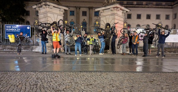 The nightshift 2025 of Team HU (15 cyclists + 1 satellite) in front of the main building at Unter den Linden 6.